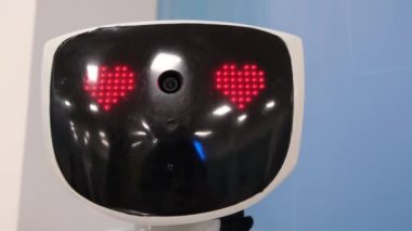 Robot insanlara bakıp gülümsüyor. Duygusal Robot. Aşk
