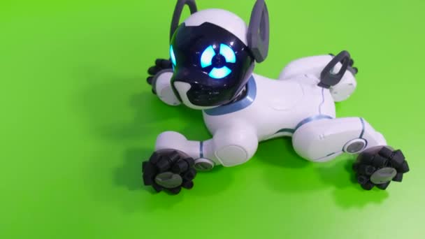 Juguete interactivo robot perro Tecnologías robóticas modernas de alta tecnología . — Vídeo de stock