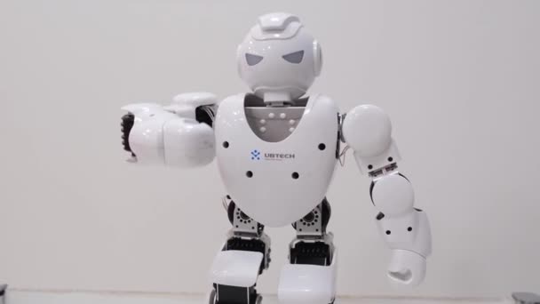 Teknologi robot modern. Robot putih menunjukkan satu set gerakannya — Stok Video