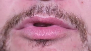 Kapatın. Bıyıklı bir adam kameraya doğru konuşur..