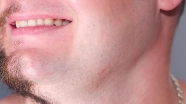 Közel a félszakáll borotvált fiatalember. — Stock videók