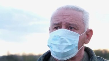 Koruyucu tıbbi maske takmış dedemin endişeli bakışları..