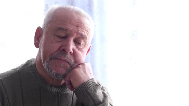Ouwe opa lijdt aan hoofdpijn. Gezondheidsproblemen bij ouderen. — Stockvideo