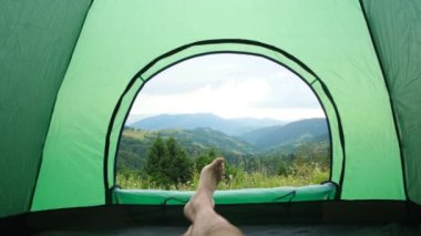 Dağlardaki çadırın manzarası. Spor ve eğlence sektörü. Doğal alan. Temiz hava..