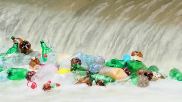 Verseuchter Gebirgsfluss mit Plastikmüll. Enorme Auswirkungen auf die Umwelt. — Stockvideo