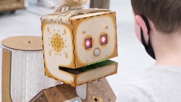 Un niño se comunica con un robot de juego moderno. — Vídeos de Stock
