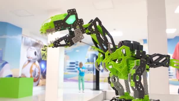 Робот в форме динозавра на выставке в США в Нью-Йорке. 12 июля 2021 года. — стоковое видео