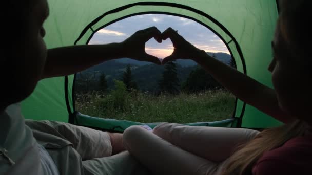 Casal apaixonado descansando em uma tenda nas montanhas. — Vídeo de Stock