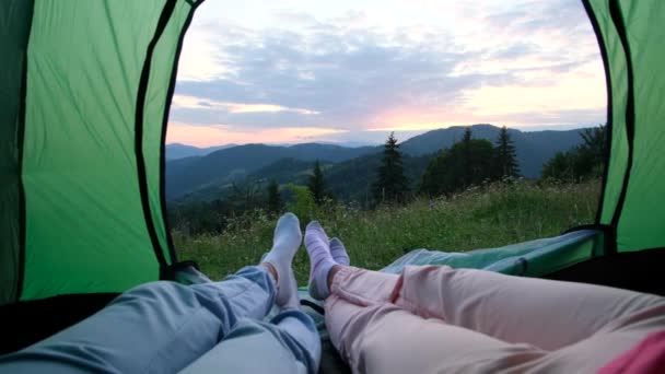 Couple in love resting in a tent in the mountains. — Stock Video