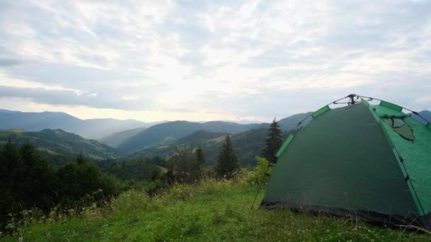 Paret vilade i ett grönt tält och tittade på de vackra bergen. — Stockvideo