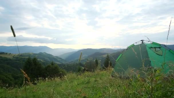 Indah pemandangan gunung dari tengah tenda. — Stok Video