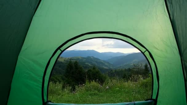 Bella vista sulle montagne dal centro della tenda. — Video Stock