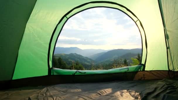 Morgen in den Alpen, Blick aus dem Zelt — Stockvideo