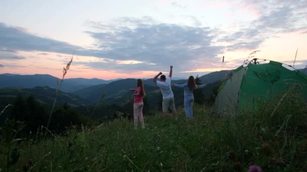 Dois jovens amigos tiram uma selfie, uma mulher viaja a pé nos Alpes Austríacos — Vídeo de Stock