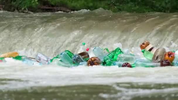 Bottiglie di plastica e immondizia in acqua di fiume — Video Stock