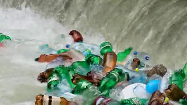 Botellas de plástico y basura en el agua del río — Vídeos de Stock