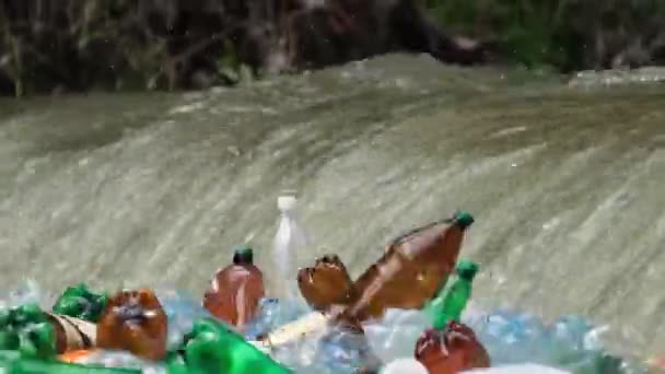 Mucha basura plástica en un río de montaña. El problema de la ecología. — Vídeo de stock