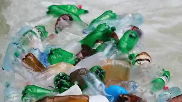 Massor av plastskräp i en fjällflod. Problemet med ekologi. — Stockvideo