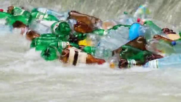 Пластиковый мусор плавает вниз по реке и транспортируется в миры океанов — стоковое видео