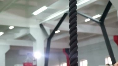 Kadın spor salonunda iple idman yapıyor.. 