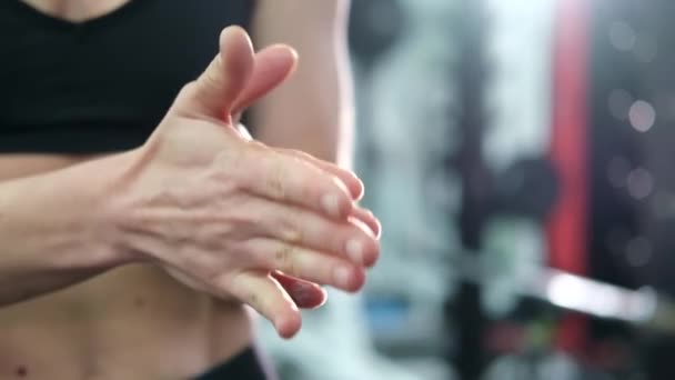Atletica ragazza riscalda le mani prima di allenarsi in palestra. — Video Stock
