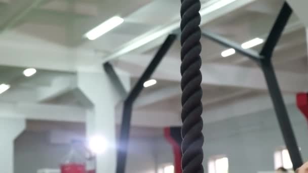 Mujer entrena en una cuerda en el gimnasio. — Vídeos de Stock