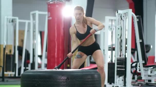 Sportliches muskulöses Mädchen schlägt im Training mit Hammer. — Stockvideo