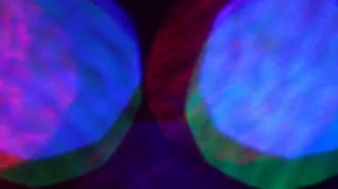 Çok renkli bokeh daireler çiziyor..