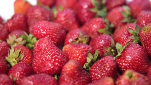 Macro fotografie van rode aardbeien. De plaat met aardbeien draait. — Stockvideo