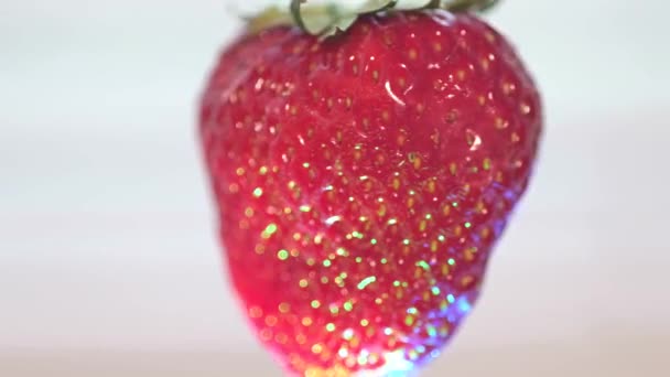 Macro disparo de fresa brillante madura, rotación de fresas. — Vídeos de Stock