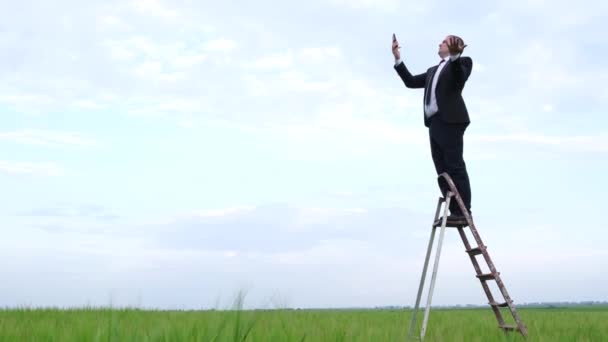 De office manager beklimt de carrièreladder. Het concept van persoonlijke ontwikkeling en vrijheid — Stockvideo