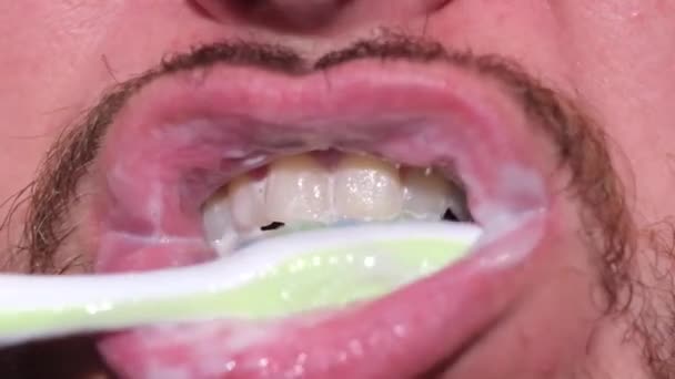 Κοντινό πλάνο βουρτσίσματος δοντιών στο μπάνιο. καθημερινή στοματική υγιεινή — Αρχείο Βίντεο