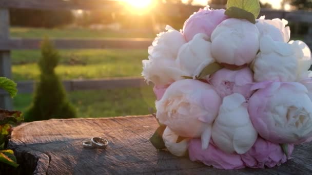 Bellissimo bouquet da sposa al tramonto, giorno del matrimonio — Video Stock