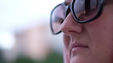 Ciddi bir ifadeyle tesettürlü genç bir kadının portresi. Ortadoğulu kız.