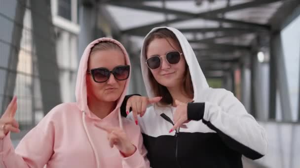 Twee meisjes dansen hiphop in het midden van de stad. Straatdansen. — Stockvideo