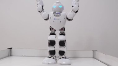 İnsansı robot popüler bir stil dansı yapıyor.. 
