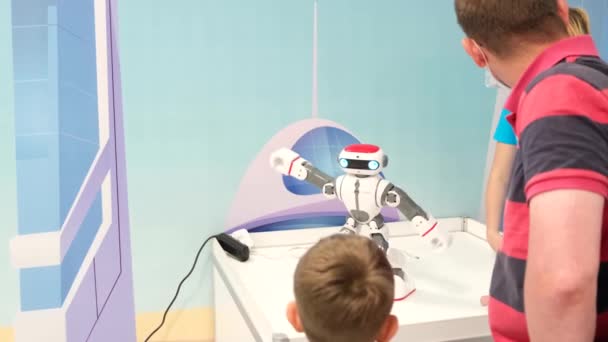 Robot androïde blanc démontrant les mouvements humains. — Video