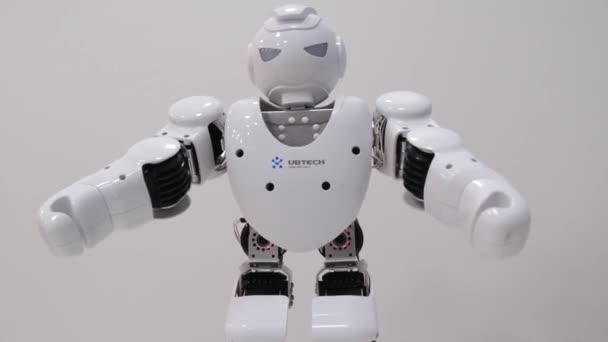 Robot dans ediyor. Gelecekteki teknolojiler ve robotlar. — Stok video