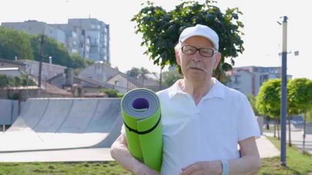 Senior im Morgenpark mit Sommersonne, Sport im Ruhestand. — Stockvideo