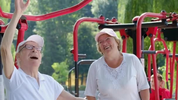 Пенсионеры занимаются спортом на свежем воздухе. Концепция здорового образа жизни в старости — стоковое видео