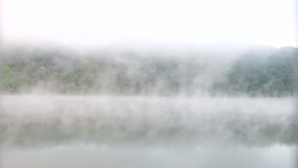 Waktu kabut lapse atas danau. Indah lanskap pagi. — Stok Video