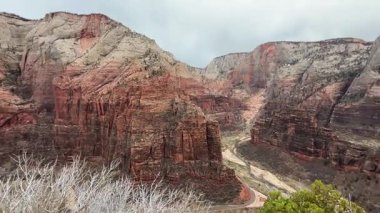 Duyuları hayrete düşüren kırmızı ve gri kaya oluşumlarıyla sersemletici kanyonları keşfedin.