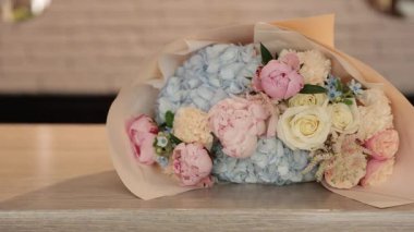 Zarif bir buket sunar güzel düzenlenmiş ortancalar, güller ve şakayıklar yumuşak, büyüleyici pastel gölgelerde