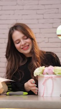 Neşeli bir kadın ustaca ve sanatsal bir şekilde güzel çiçekler düzenliyor, yaratıcılığını ve zarafetini sergiliyor.