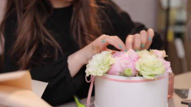 Zarif çiçek çeşitlerini şık bir kutuda zarif bir şekilde düzenleme sürecine giriyoruz.