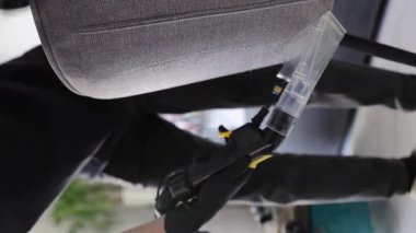 Profesyonel bir temizlikçi mobilyaları taze, temiz ve iyi korunmuş tutan gelişmiş bir döşeme temizleme metodu gösterir..