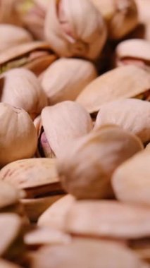 Taze kabuklu fıstıklardan oluşan enfes bir yakın plan. Parlak yeşil renklerini ve doğal dokusunu vurguluyorlar. Sağlıklı yiyecek ve beslenme kavramları için mükemmel..