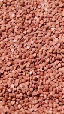 Çiğ karabuğday taneleri doğal besinleri, sağlıklı beslenmeyi ve dengeli bir vegan diyetini simgeler..