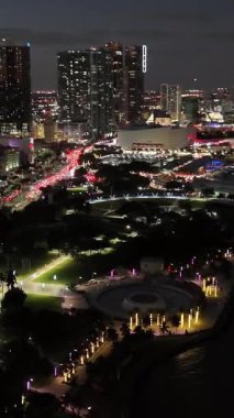 Miami, Florida şehir merkezinin göz kamaştırıcı gece manzarası aydınlık gökdelenler, parıldayan şehir ışıkları ve canlı şehir silueti..