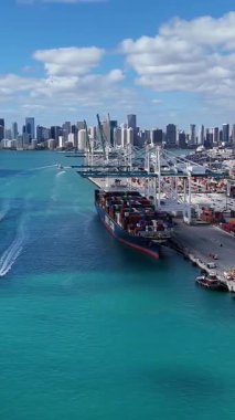 Miami Limanı 'nın havadan görünüşü kıtalararası ana liman ABD. Dikey video.